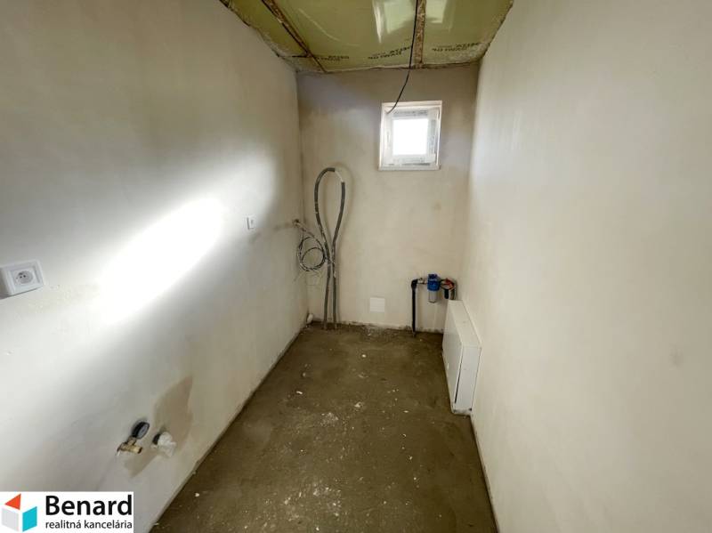 DOKONČENÁ NOVOSTAVBA,SOĽ-VRANOV N. TOPĽOU,MOŽNÁ DOHODA - Prázdna miestnosť s oknom v rodinnom dome, viditeľné inštalácie a príprava na zariadenie.