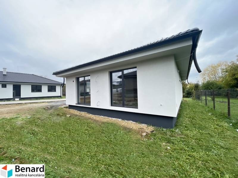 DOKONČENÁ NOVOSTAVBA,SOĽ-VRANOV N. TOPĽOU,MOŽNÁ DOHODA - Rodinný dom v Prešove so záhradou a veľkými oknami, oplývajúci priestrannými a svetlými interiérmi.