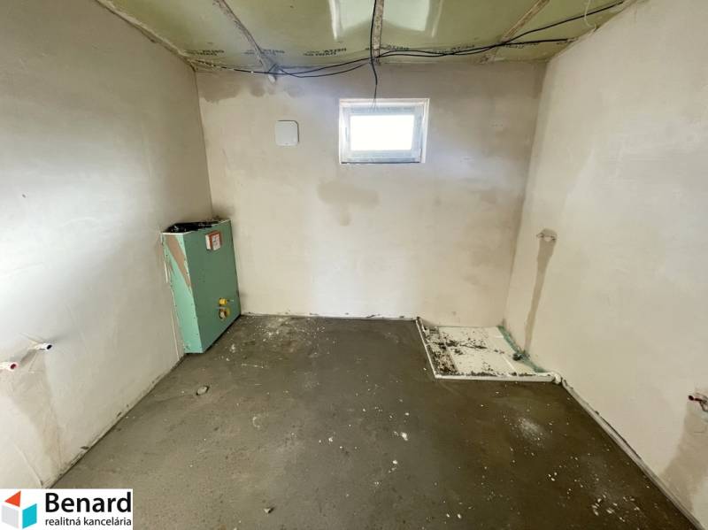DOKONČENÁ NOVOSTAVBA,SOĽ-VRANOV N. TOPĽOU,MOŽNÁ DOHODA - Neopravená miestnosť v rodinnom dome, s inštalačnou prípravou a odhalenými stenami.