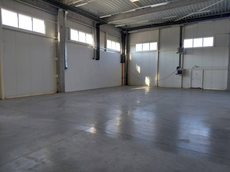 Prenájom skladu 670 m2 neďaleko letiska, IKEA - Pohľad do prázdnej haly so svetlými stenami v skladoch a halách.