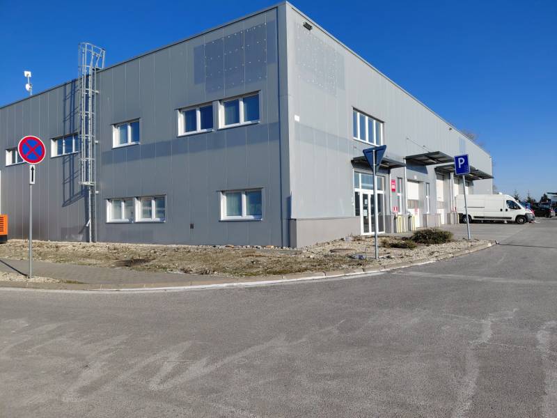 Prenájom skladových priestorov 1123 m2 neďaleko letiska, IKEA - Sklady a haly na Technickej ulici v Bratislave - Ružinove s parkovaním a dopravnými značkami.