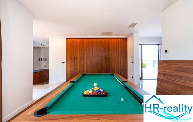 Novalja – luxusná vila s bazénom, jacuzzi a výhľadom na more - Biliardový stôl v interiéri Vily s podlahou s dreveným dekorom.