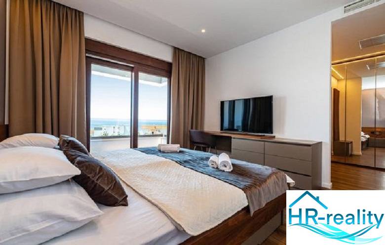 Novalja – luxusná vila s bazénom, jacuzzi a výhľadom na more - Interiér Vily s posteľou, televízorom a výhľadom na more.