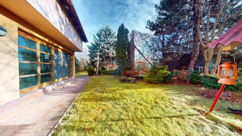 Veľkometrážny dom s wellness, bazénom a investičným potenciálom - Rodinný dom na ulici SNP v Ivanke pri Dunaji so záhradou a veľkými oknami.