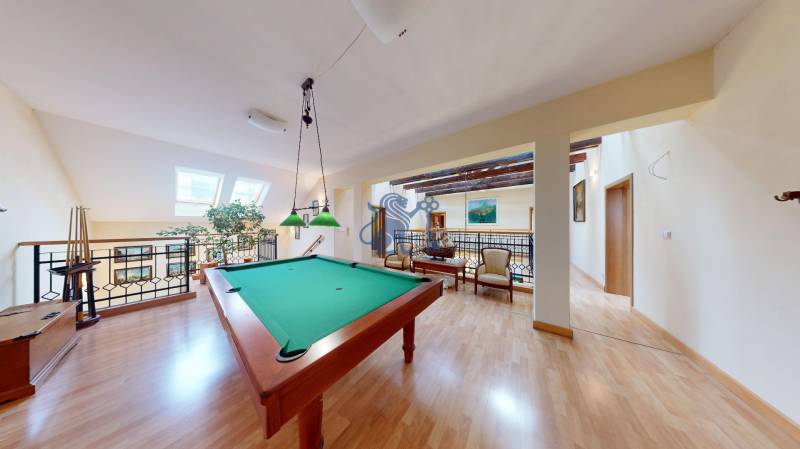 Veľkometrážny dom s wellness, bazénom a investičným potenciálom - Herňa v rodinnom dome s biliardovým stolom a podlahou s dreveným dekorom.