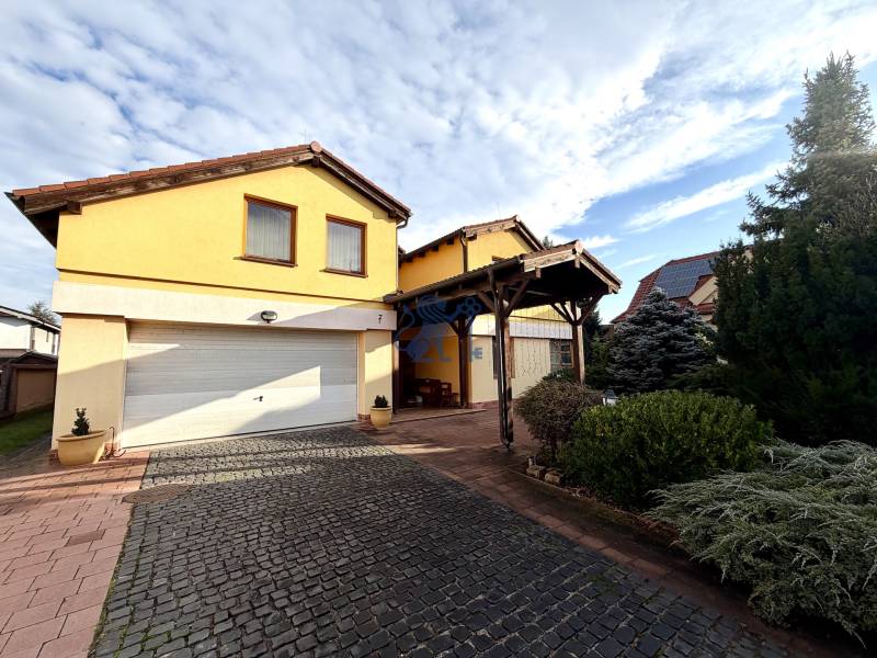 Veľkometrážny dom s wellness, bazénom a investičným potenciálom - Rodinný dom na SNP v Ivanka pri Dunaji s garážou a predzáhradkou.