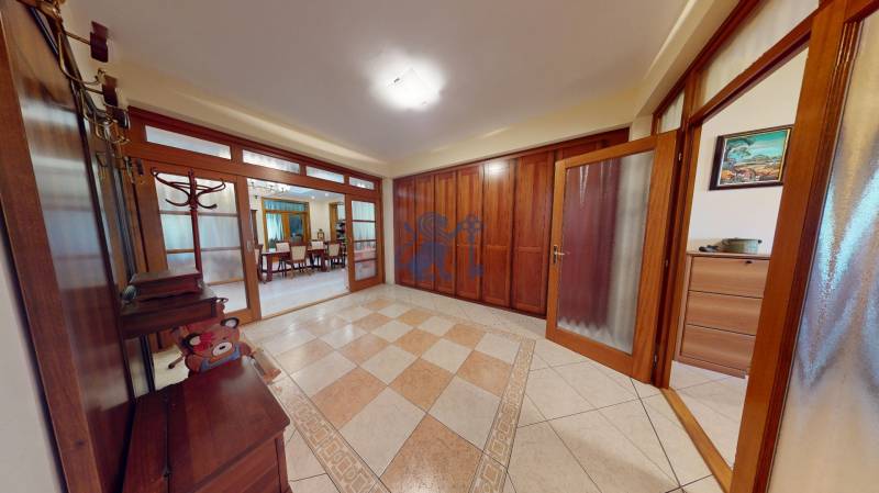 Veľkometrážny dom s wellness, bazénom a investičným potenciálom - Predsieň v rodinnom dome s drevenými dverami a keramickou podlahou.