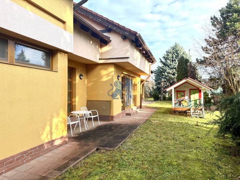 Veľkometrážny dom s wellness, bazénom a investičným potenciálom - Rodinný dom na SNP v Ivanke pri Dunaji s terasou a detským domčekom v záhrade.