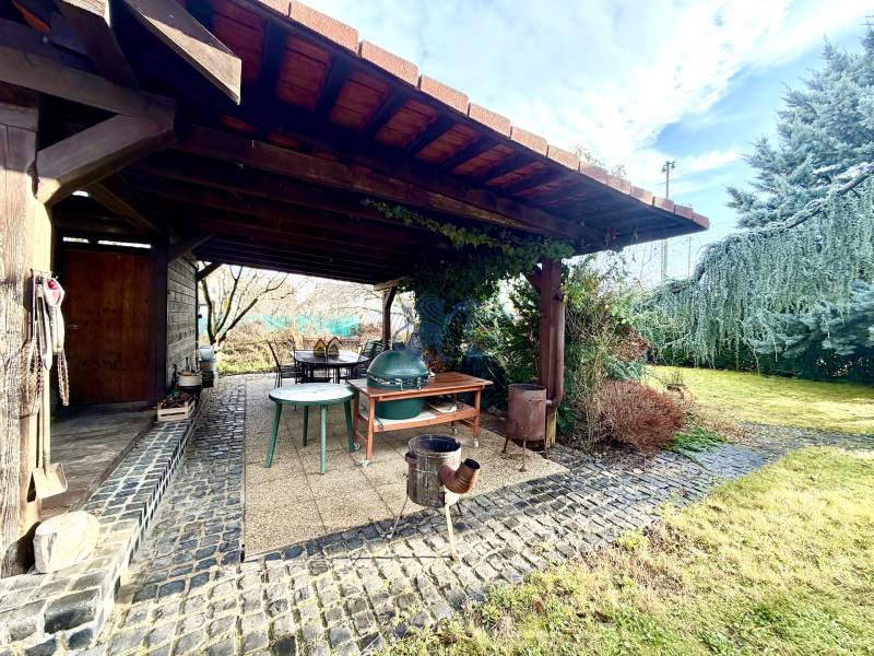 Veľkometrážny dom s wellness, bazénom a investičným potenciálom - Záhradný altánok pri rodinnom dome na ulici SNP v Ivanke pri Dunaji s trávnikom.