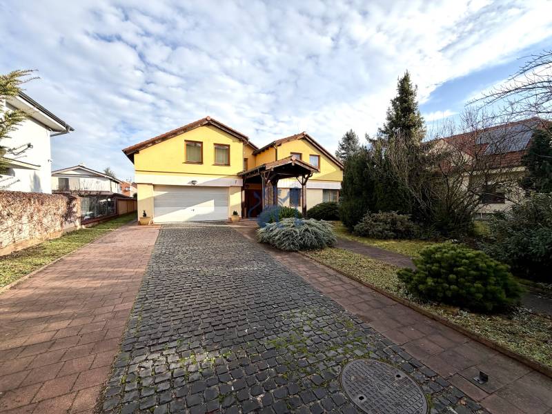 Veľkometrážny dom s wellness, bazénom a investičným potenciálom - Rodinný dom na ulici SNP v Ivanke pri Dunaji má dvojgaráž a príjazdovú cestu.