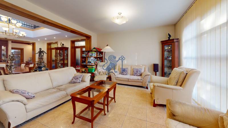 Veľkometrážny dom s wellness, bazénom a investičným potenciálom - Obývacia izba v rodinnom dome s béžovým nábytkom a dekoráciami.