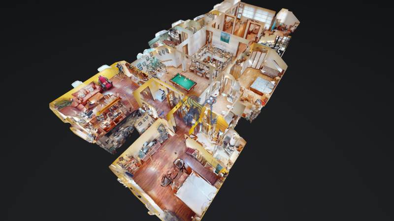 Veľkometrážny dom s wellness, bazénom a investičným potenciálom - Pôdorys rodinného domu s podlahami v dekore dreva a viacerými izbami.