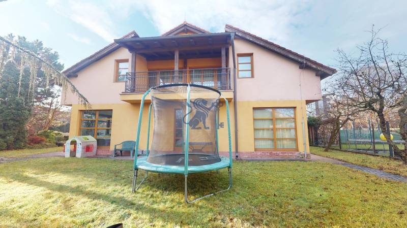 Veľkometrážny dom s wellness, bazénom a investičným potenciálom - Rodinný dom v Ivanke pri Dunaji na ulici SNP, s trampolínou a záhradou.