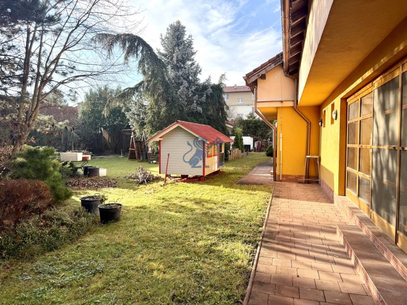 Veľkometrážny dom s wellness, bazénom a investičným potenciálom - Záhrada rodinného domu na ulici SNP v Ivanke pri Dunaji s detským domčekom.