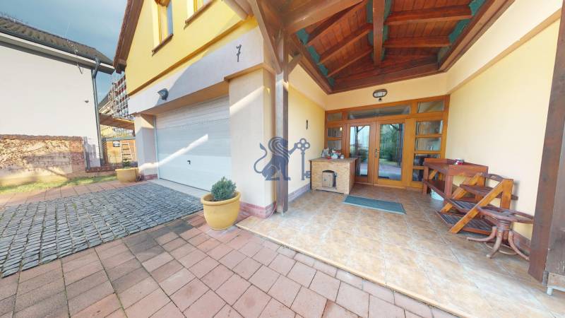 Veľkometrážny dom s wellness, bazénom a investičným potenciálom - Rodinný dom na ulici SNP v Ivanke pri Dunaji s garážou a krytým vstupom.