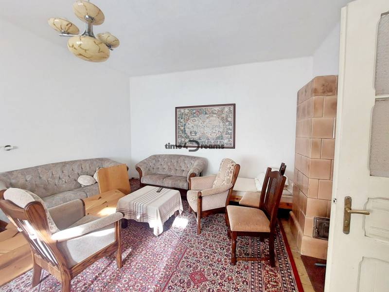 NA PREDAJ rodinný dom - Lehota nad Rimavicou - Obývačka s pohodlnými kreslami, koberec, krb, obraz, rodinný dom.