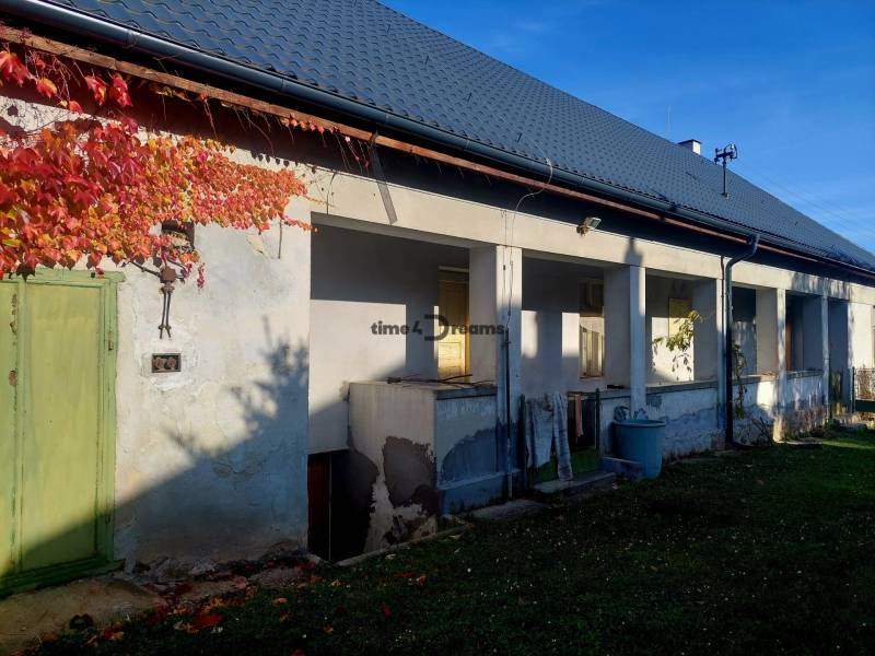 NA PREDAJ rodinný dom - Lehota nad Rimavicou - Rodinný dom s dvormi, viničom na fasáde a plechovou strechou.