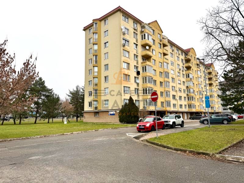 Na prenájom zdieľaný priestor, Kaderníctvo, Ružinov, Spustníkova ulica - Budova na Sputnikovej ulici v Bratislave - Ružinove s parkoviskom a zeleňou.