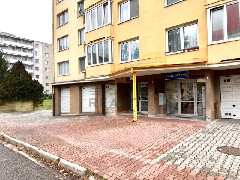 Na prenájom zdieľaný priestor, Kaderníctvo, Ružinov, Spustníkova ulica - Obchodné priestory na Sputnikovej ulici v Bratislave - Ružinove s kaderníctvom a garážami.