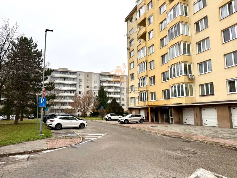 Na prenájom zdieľaný priestor, Kaderníctvo, Ružinov, Spustníkova ulica - Parkovisko pred obytnými obchodnými priestormi na ulici Sputniková, Bratislava - Ružinov.