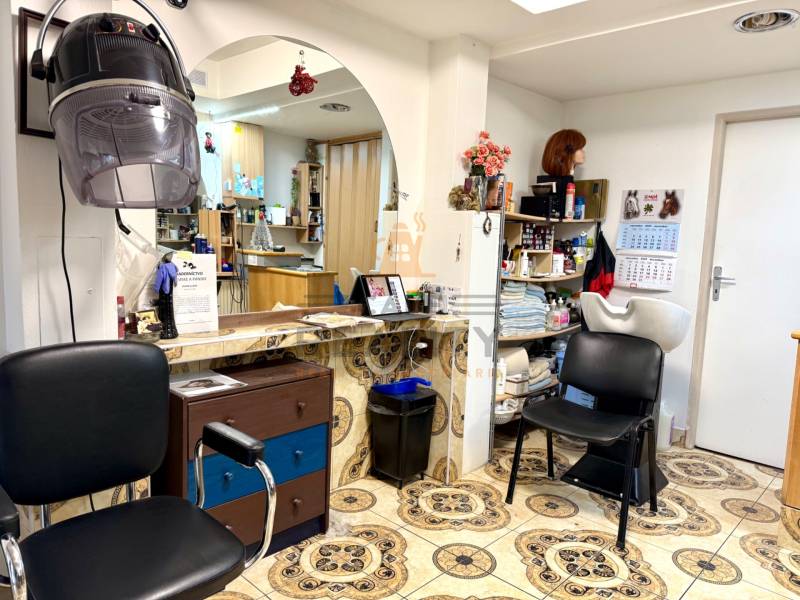 Na prenájom zdieľaný priestor, Kaderníctvo, Ružinov, Spustníkova ulica - Interiér obchodných priestorov s kaderníckym vybavením a kreslami, nástenné police s prípravkami.