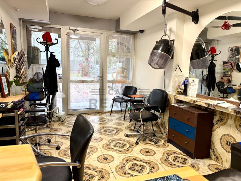 Na prenájom zdieľaný priestor, Kaderníctvo, Ružinov, Spustníkova ulica - Kaderníctvo s dekoratívnou podlahou a vybavením v obchodných priestoroch.