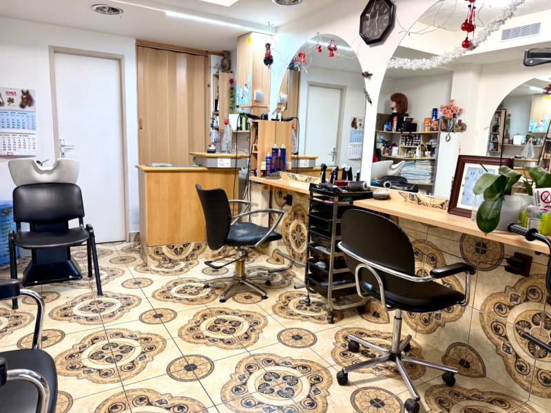 Na prenájom zdieľaný priestor, Kaderníctvo, Ružinov, Spustníkova ulica - Kadernícky salón s kvetinovou podlahou a zrkadlami v obchodných priestoroch.