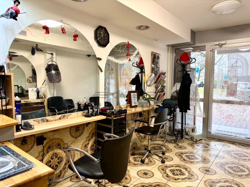 Na prenájom zdieľaný priestor, Kaderníctvo, Ružinov, Spustníkova ulica - Interiér kaderníckeho salónu so zrkadlami, ozdobami a dekoračnou dlažbou.