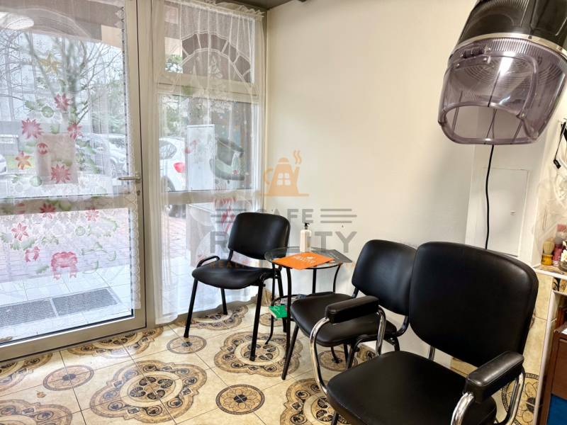 Na prenájom zdieľaný priestor, Kaderníctvo, Ružinov, Spustníkova ulica - Interiér obchodných priestorov s čiernymi kreslami, salónový nábytok a dekoračné závesy.