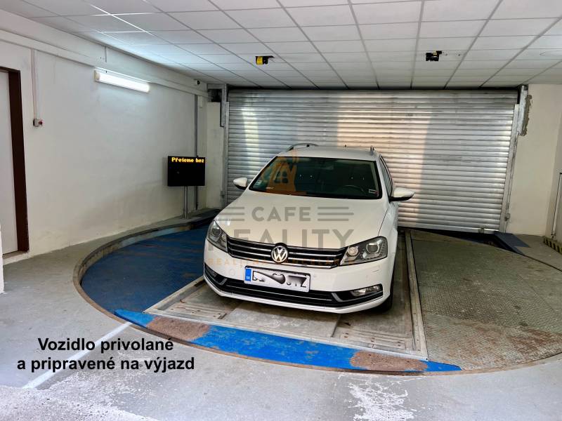 Na predaj parkovacie miesto, Beskydská, Bratislava, Staré Mesto - Auto v podzemnej garáži pripravené na výjazd, signalizácia **a garáže** zobrazená.