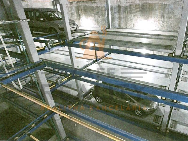 Na predaj parkovacie miesto, Beskydská, Bratislava, Staré Mesto - Parkovací systém a garáže: Viacúrovňové parkovanie s autami vo vnútri budovy.