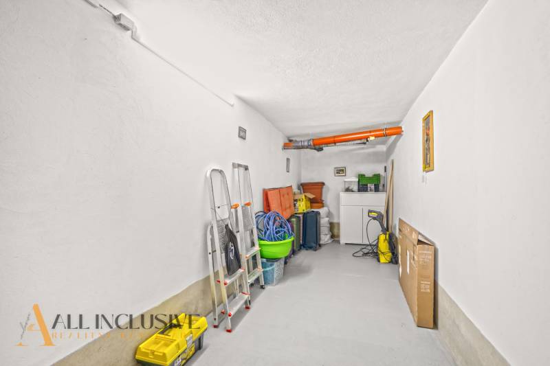 NA PREDAJ 4-IZBOVÝ RODINNÝ DOM V KOLÁROVE - Úložný priestor v rodinnom dome s náradím a doplnkami.