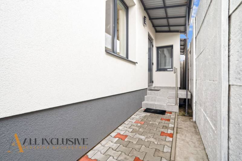 NA PREDAJ 4-IZBOVÝ RODINNÝ DOM V KOLÁROVE - Exteriér rodinného domu v Kolárove, úzky chodník s dlažbou a schodami.