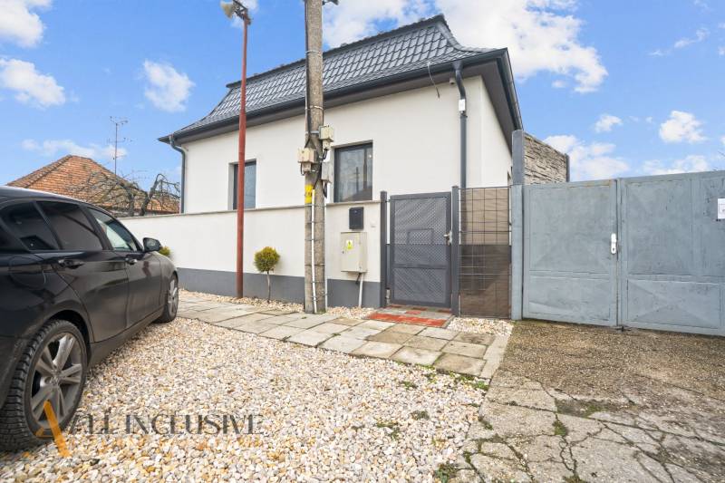 NA PREDAJ 4-IZBOVÝ RODINNÝ DOM V KOLÁROVE - Rodinný dom v Kolárove s oploteným dvorom, autom a štrkovým chodníkom.