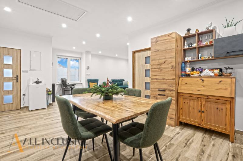 NA PREDAJ 4-IZBOVÝ RODINNÝ DOM V KOLÁROVE - Jedáleň v rodinnom dome s dreveným dekorom podlahy a zeleným nábytkom.