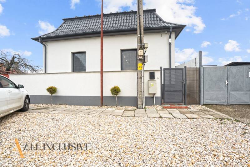 NA PREDAJ 4-IZBOVÝ RODINNÝ DOM V KOLÁROVE - Rodinný dom v Kolárove s kamienkovým dvorom a modernou kovovou strechou.