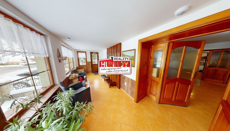 ZNÍŽENÁ CENA !!! (641 m²) 8i PRIESTRANNÝ DOM V SRDCI OBCE HNILČÍK