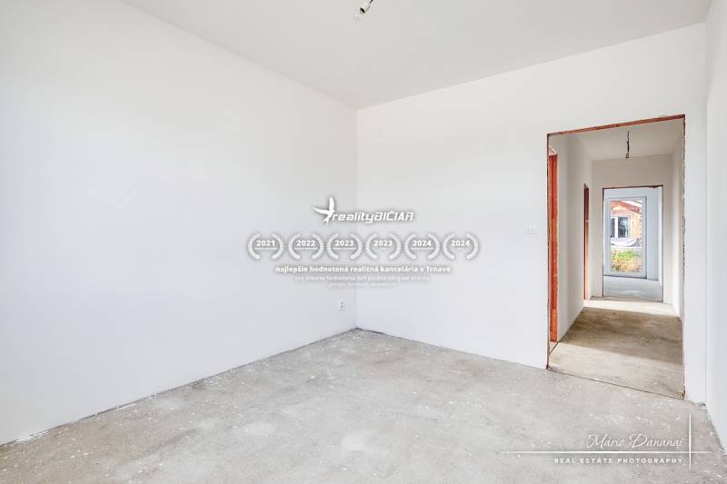 Novostavba 4-izbového rodinného domu v obci Slov.Nová Ves - Interiér rodinného domu s bielymi stenami a chodbou do ďalšej miestnosti.