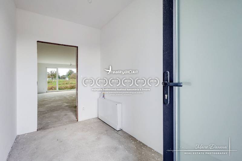 Novostavba 4-izbového rodinného domu v obci Slov.Nová Ves - Interiér rodinného domu s presvetlenou miestnosťou a výhľadom na záhradu.