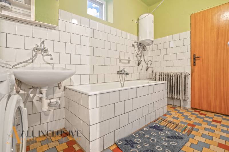 NA PREDAJ 3-IZBOVÝ RODINNÝ DOM VO VEĽKOM BLAHOVE - Kúpeľňa v rodinnom dome s vaňou, umývadlom, kotlom a farebnou dlažbou.