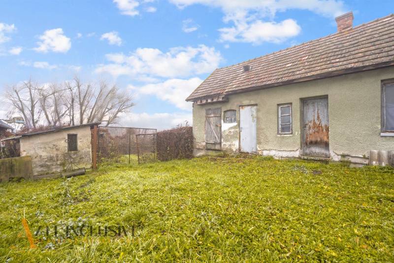 NA PREDAJ 3-IZBOVÝ RODINNÝ DOM VO VEĽKOM BLAHOVE - Rodinný dom vo Veľkom Blahove s trávnatým dvorom, jednoduchou prístavbou a oplotením.