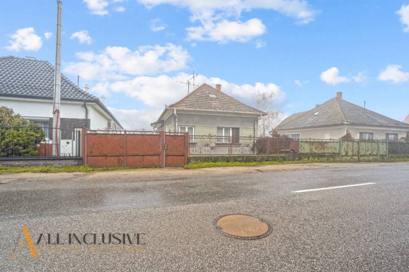 NA PREDAJ 3-IZBOVÝ RODINNÝ DOM VO VEĽKOM BLAHOVE - Rodinný dom vo Veľkých Blahovoch s klasickou strechou a kovovým plotom.