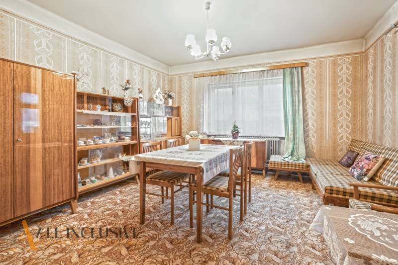 NA PREDAJ 3-IZBOVÝ RODINNÝ DOM VO VEĽKOM BLAHOVE - Jedáleň s vintage nábytkom, obrusom na stole a pohovkou v Rodinnom dome.