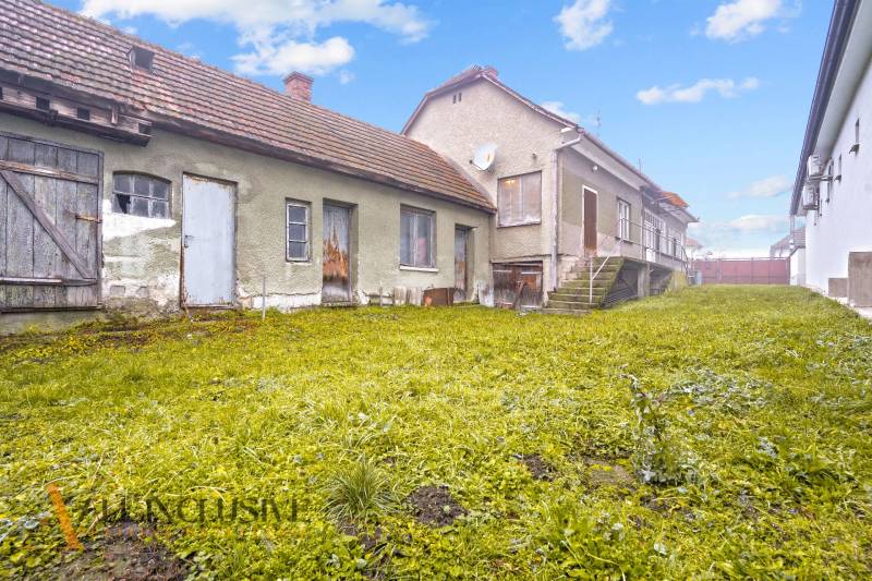 NA PREDAJ 3-IZBOVÝ RODINNÝ DOM VO VEĽKOM BLAHOVE - Zadná časť rodinného domu vo Veľkom Blahove, viditeľná zanedbaná trávnatá plocha.
