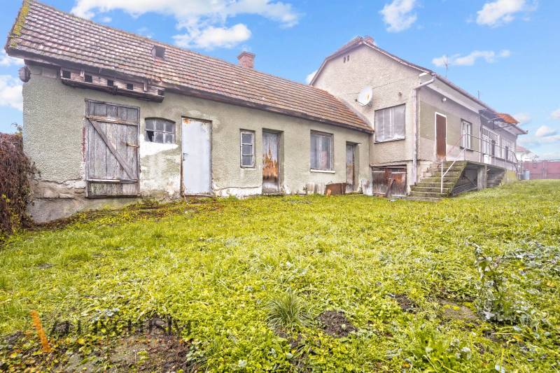 NA PREDAJ 3-IZBOVÝ RODINNÝ DOM VO VEĽKOM BLAHOVE - Rodinný dom vo Veľkých Blahovách s trávnatým dvorom a staršou fasádou.