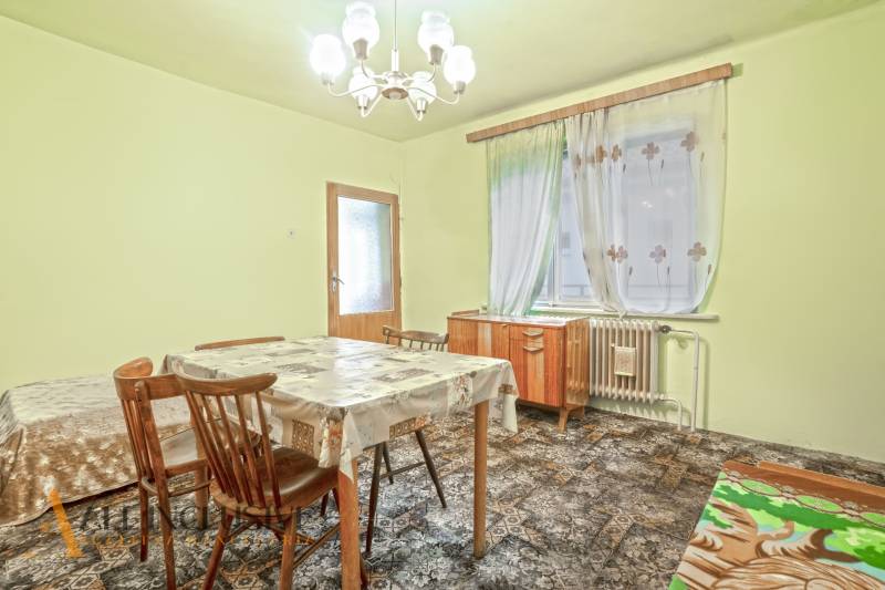 NA PREDAJ 3-IZBOVÝ RODINNÝ DOM VO VEĽKOM BLAHOVE - Jedáleň v rodinnom dome s dreveným stolom, stoličkami a vzorovanou podlahou.