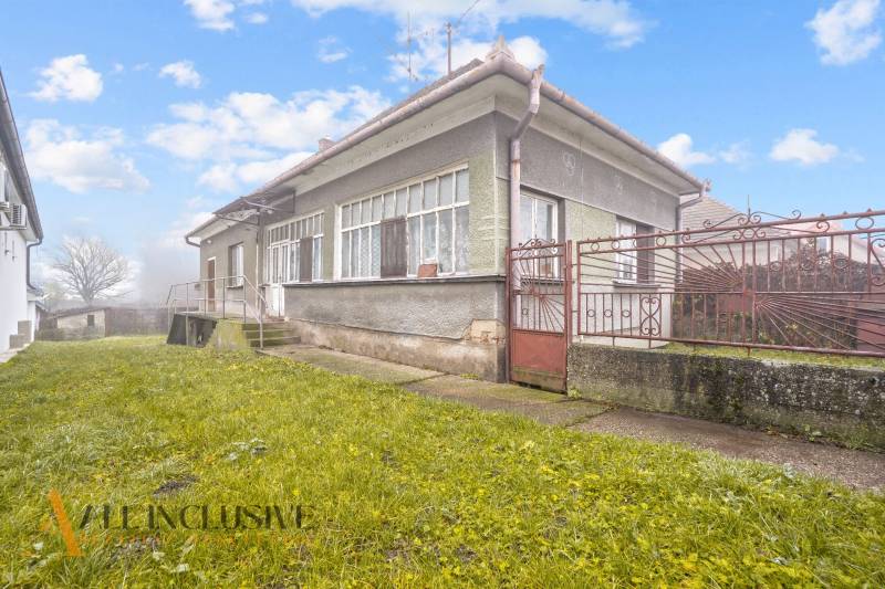 NA PREDAJ 3-IZBOVÝ RODINNÝ DOM VO VEĽKOM BLAHOVE - Rodinný dom vo Veľkých Blahovách s farebnou fasádou a trávnatým dvorom.