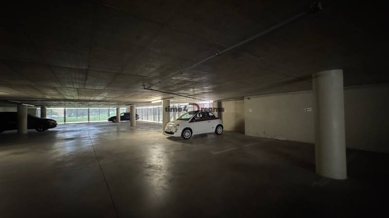 NA PRENÁJOM garážove státie v centre mesta Nitra - Parkovisko s autami a betónovým stropom vnútri Garáží na Hollého ulici v Nitre.