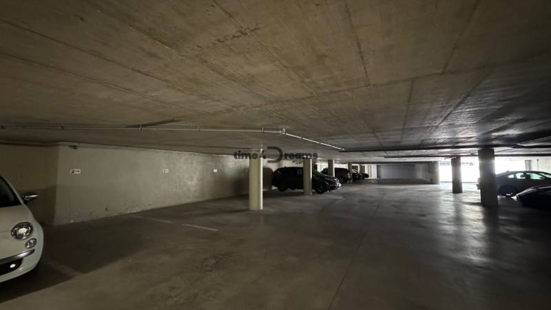 NA PRENÁJOM garážove státie v centre mesta Nitra - Podzemné garáže s parkovacími miestami a zaparkovanými autami.