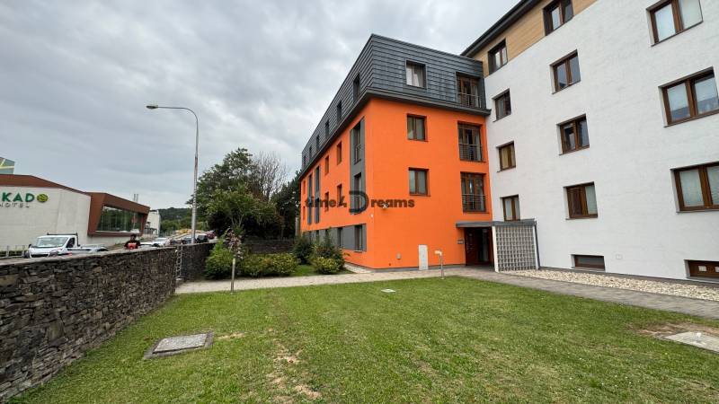 NA PRENÁJOM garážove státie v centre mesta Nitra - Exteriér budovy na Hollého ulici v Nitre, vedľa hotela Mikado.